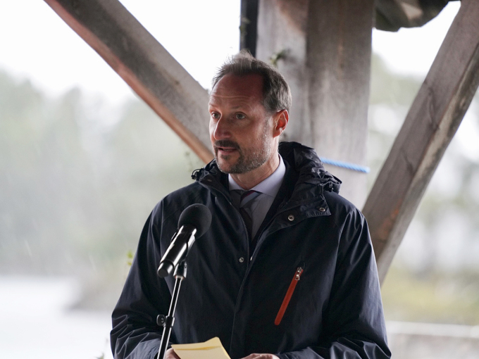 Kronprins Haakon taler i Hardbakke i Solund. Foto: Sara Svanemyr, Det kongelege hoffet